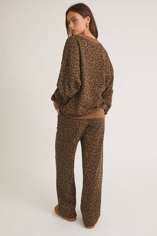 A Very Cozy Cheetah Cotton Crew Neck Sweatshirt And Sweatpants Set