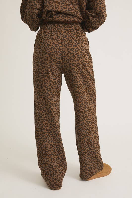 A Very Cozy Cheetah Cotton Crew Neck Sweatshirt And Sweatpants Set