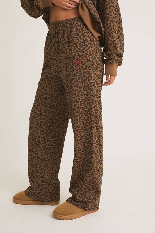 A Very Cozy Cheetah Cotton Crew Neck Sweatshirt And Sweatpants Set